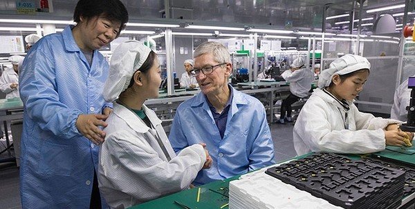 Фото - Часть рабочих завода Foxconn, на котором собирают iPhone, наконец-то смогла его покинуть. До этого работников несколько недель удерживали на предприятии из-за COVID-19