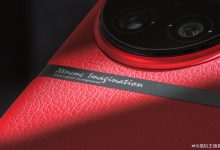 Фото - Красный, кожаный с необычной металлической полоской и огромным модулем камеры. Vivo X90 Pro+ засветился на фото