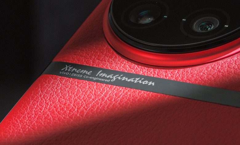 Фото - Красный, кожаный с необычной металлической полоской и огромным модулем камеры. Vivo X90 Pro+ засветился на фото