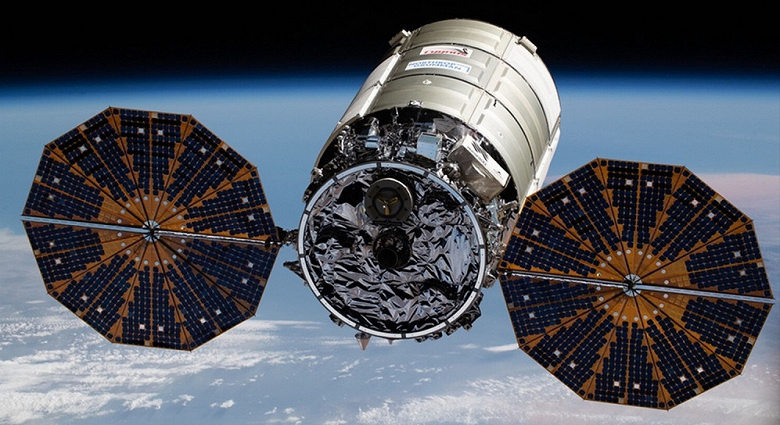 Фото - Летящий к МКС корабль Cygnus успешно раскрыл одну солнечную батарею. А вот вторая не сработала