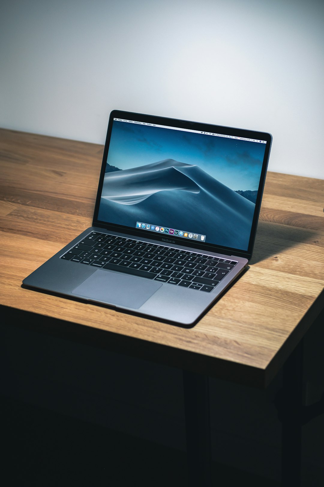 our-facilities-03 Macbook Air retina 2018